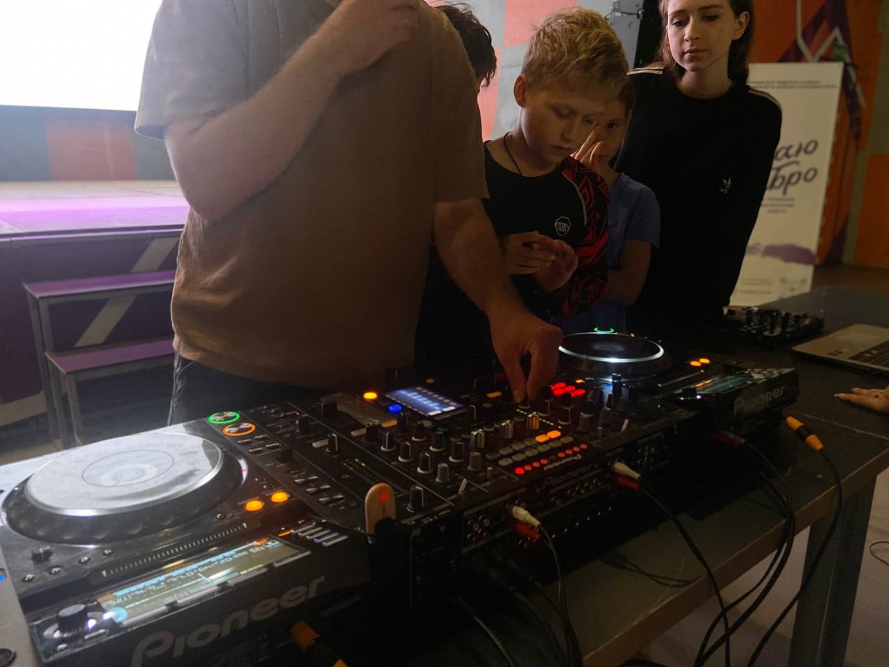 «Мастер-класс по диджеингу: звук, который вдохновляет!»