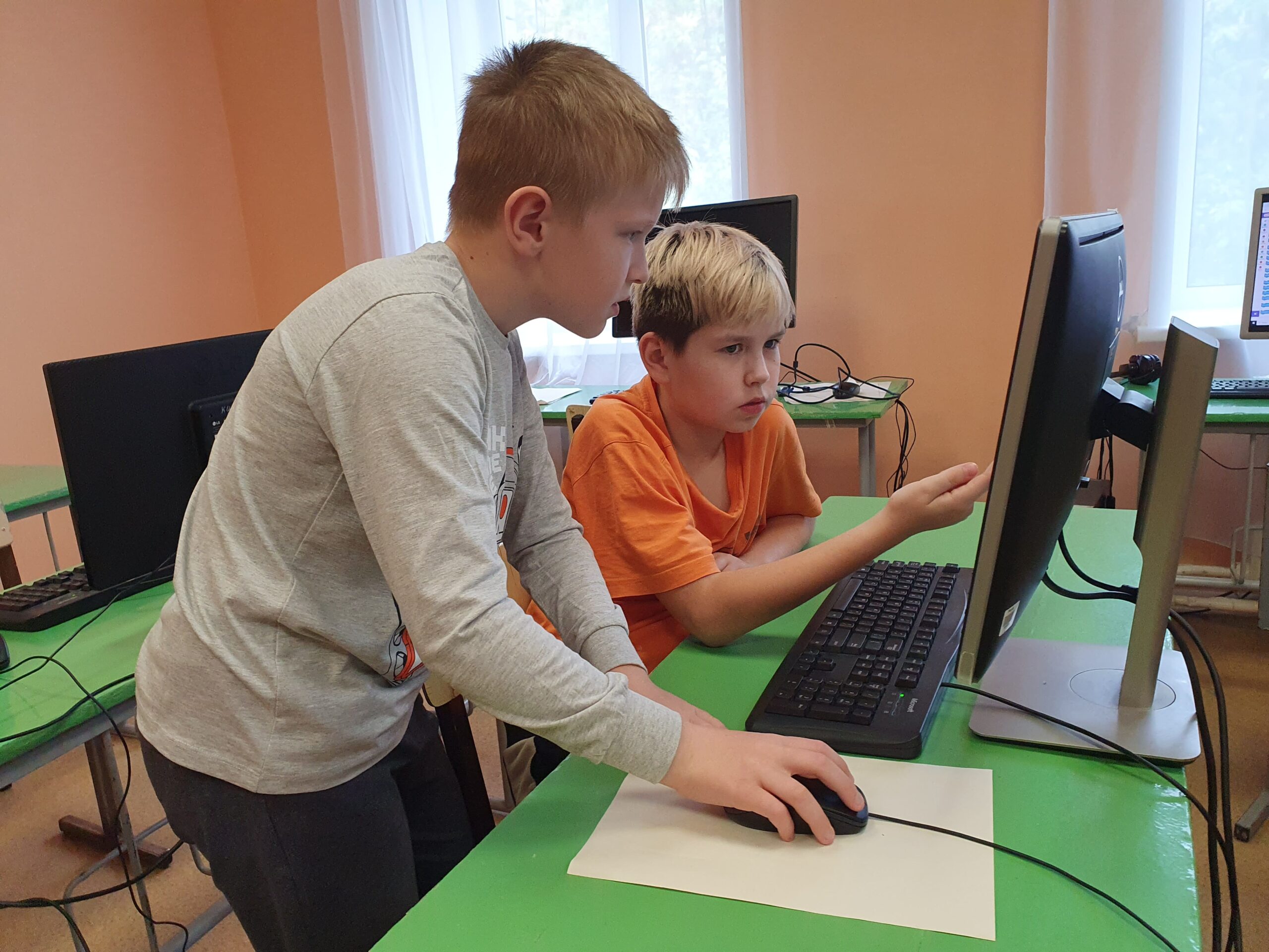 10 компьютеров, 100 возможностей. Как «Технологии Добра» помогают детям VolBIT.