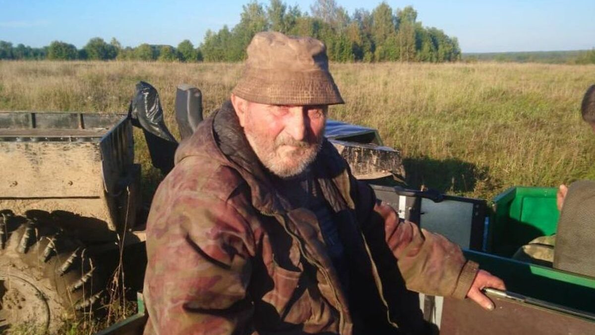 «Чтобы согреться – прижимался к деревьям»: охотники спасли дедушку из леса спустя 16 дней