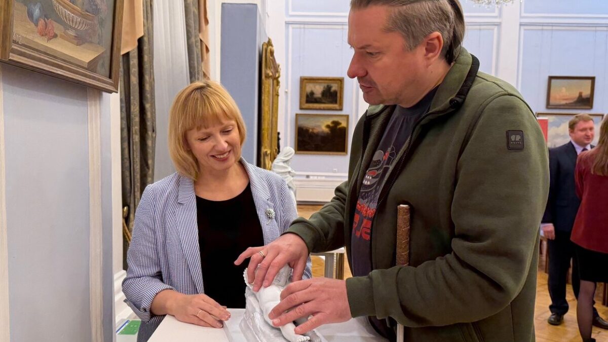 Чтобы видеть руками: студенты создали тактильные копии скульптур для слабовидящих