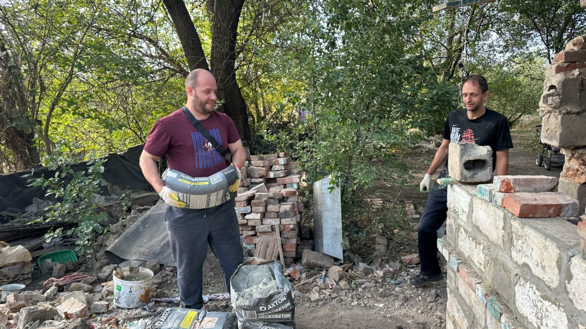 Волонтёры-строители в Мариуполе: возрождение разрушенного города силами неравнодушных сердец