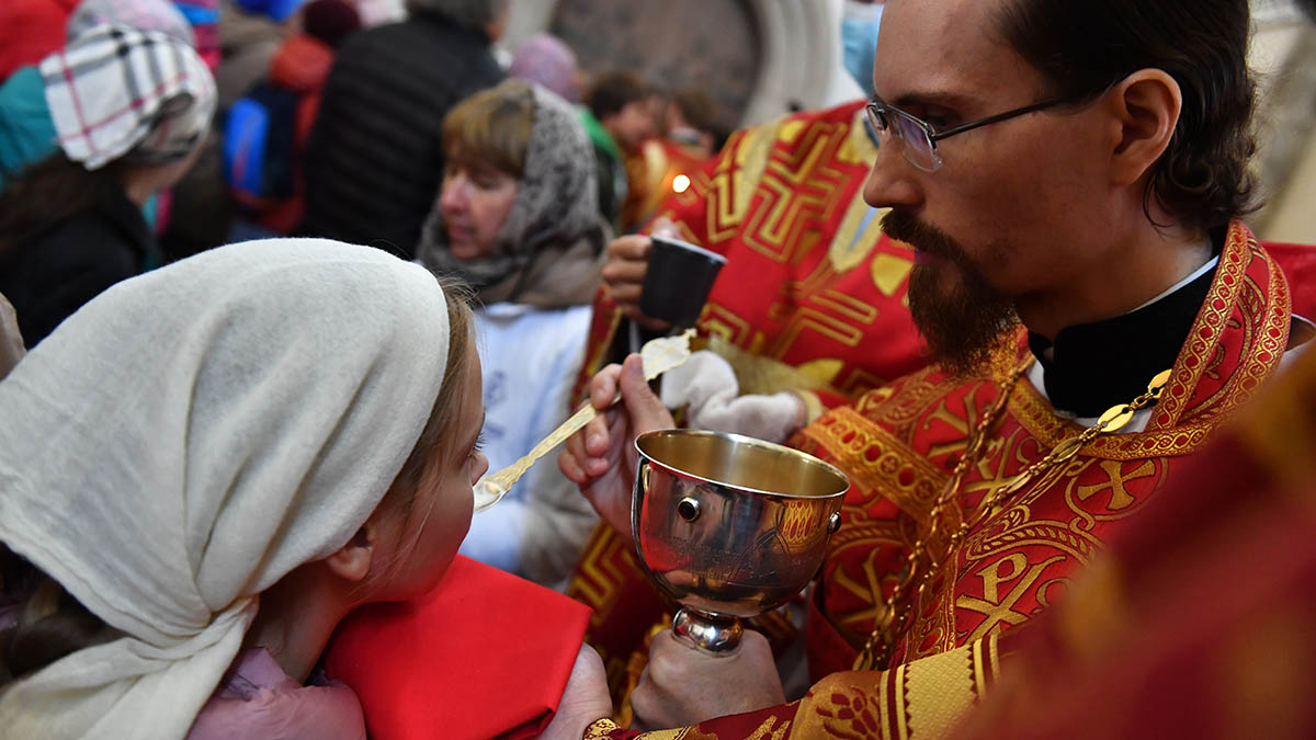 Первая исповедь и причастие: в чём смысл и как подготовиться. Практические советы