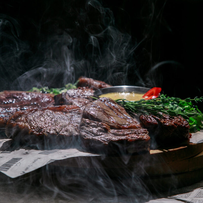 Спонтанный аборт, рвота и летальный исход: чем опасны блюда из ресторанов слабой прожарки?