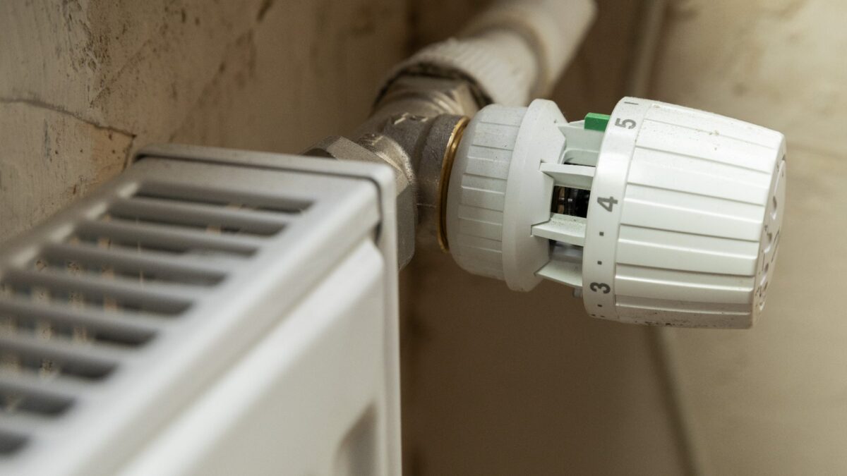 Горячий чай не спасает: что делать москвичам, если отопление не включают?