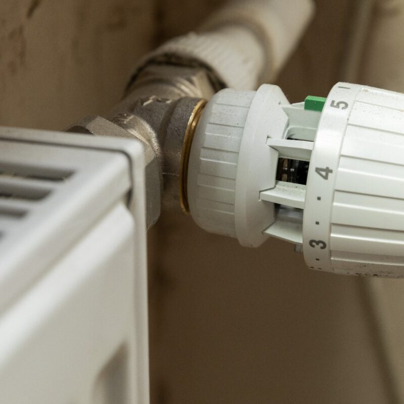 Горячий чай не спасает: что делать москвичам, если отопление не включают?