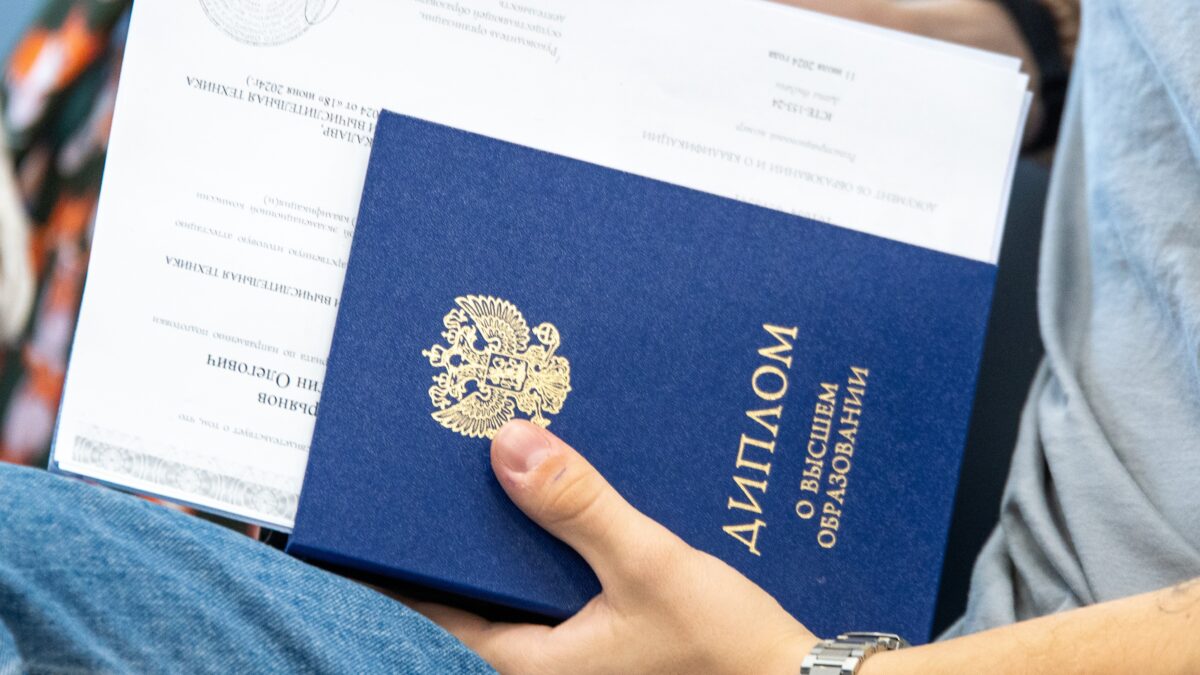 Нагнать упущенное: стоит ли взрослому поступать в вуз и что для этого нужно?