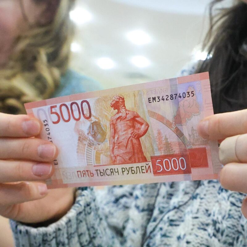 «Займи по-свойски, я всё верну»: стоит ли давать деньги родственникам?