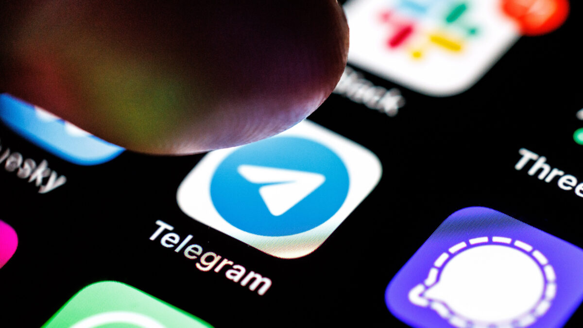 Фальшивый начальник или одноклассник: как определить мошенников в мессенджерах – советы юриста