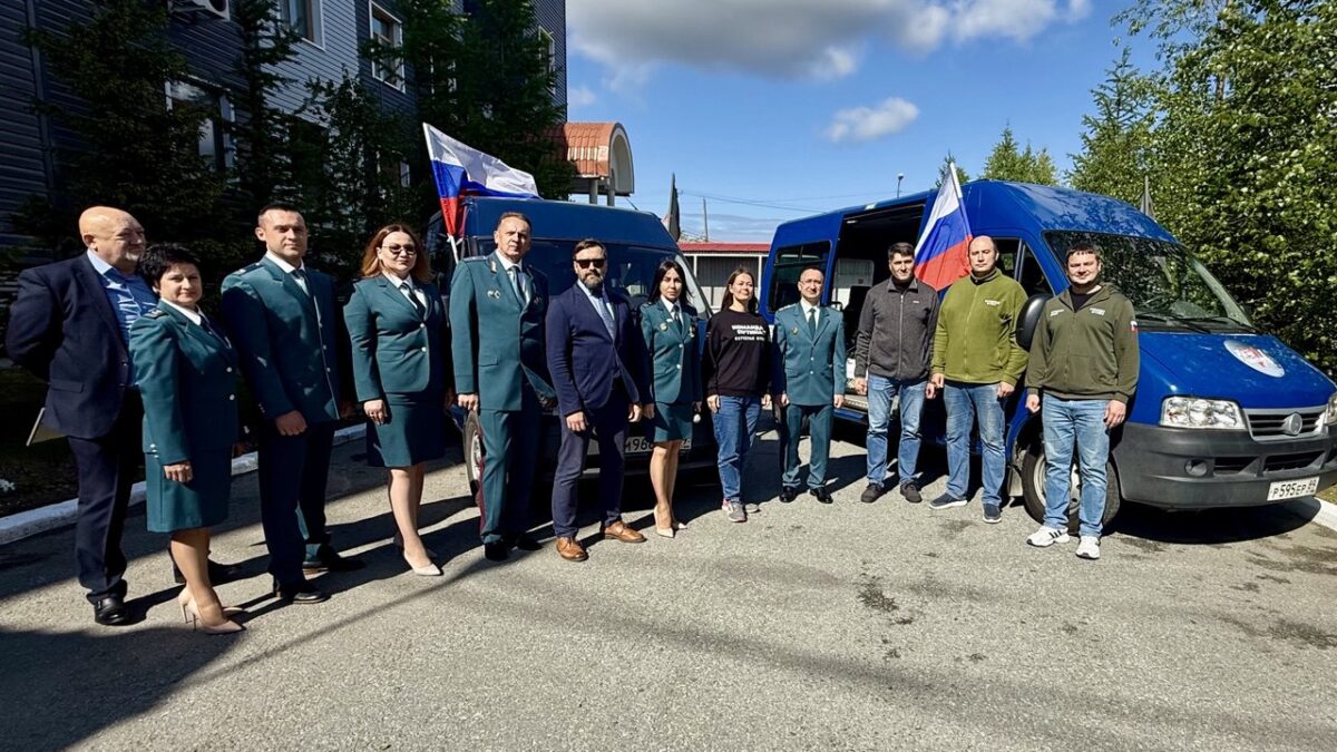От Ямала — с заботой: как служебные автобусы налоговиков отправились спасать героев