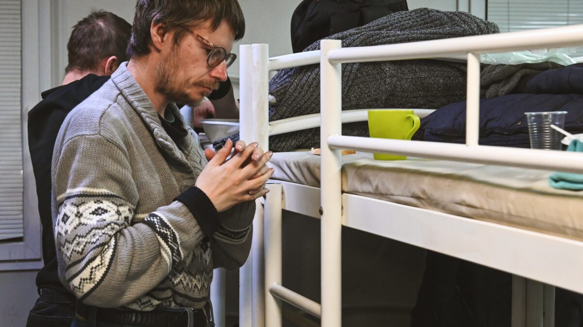 Восстановить документы и найти ночлег: проверенные фонды и центры, которые помогают бездомным людям