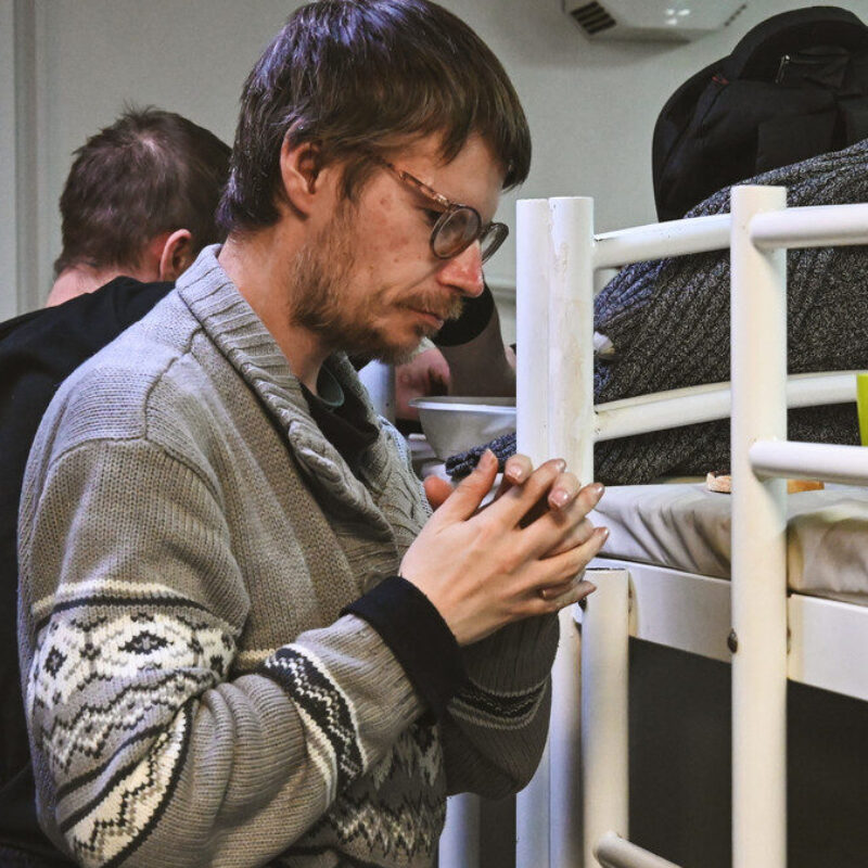 Восстановить документы и найти ночлег: проверенные фонды и центры, которые помогают бездомным людям