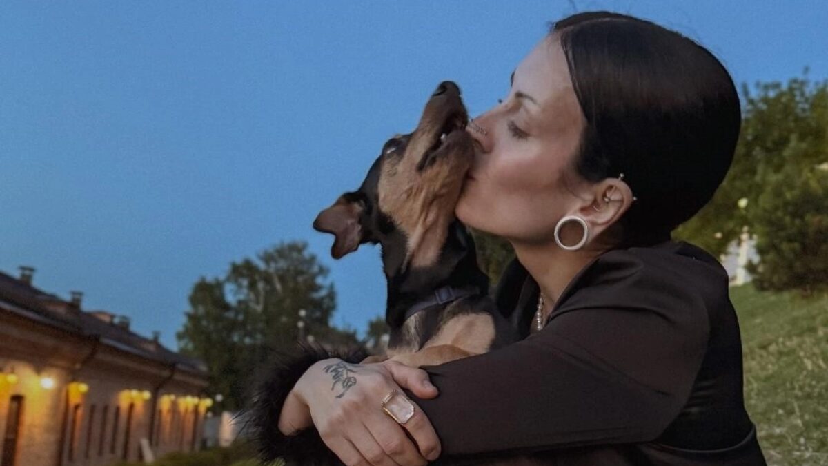 «И спустя годы передают приветы»: тату-мастерица превратила однушку в приют для животных