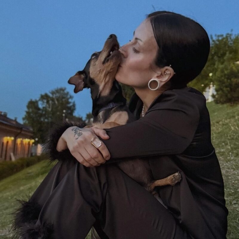 «И спустя годы передают приветы»: тату-мастерица превратила однушку в приют для животных