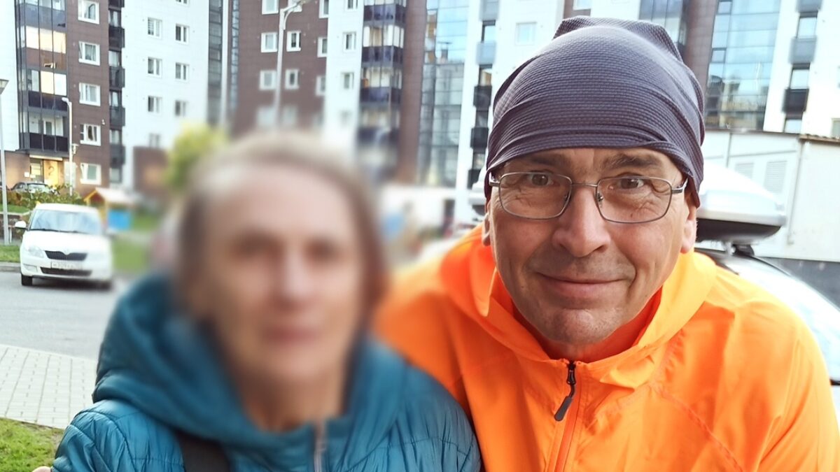 Думала, что бродит уже три дня: собачницы вывели из леса бабушку с потерей памяти