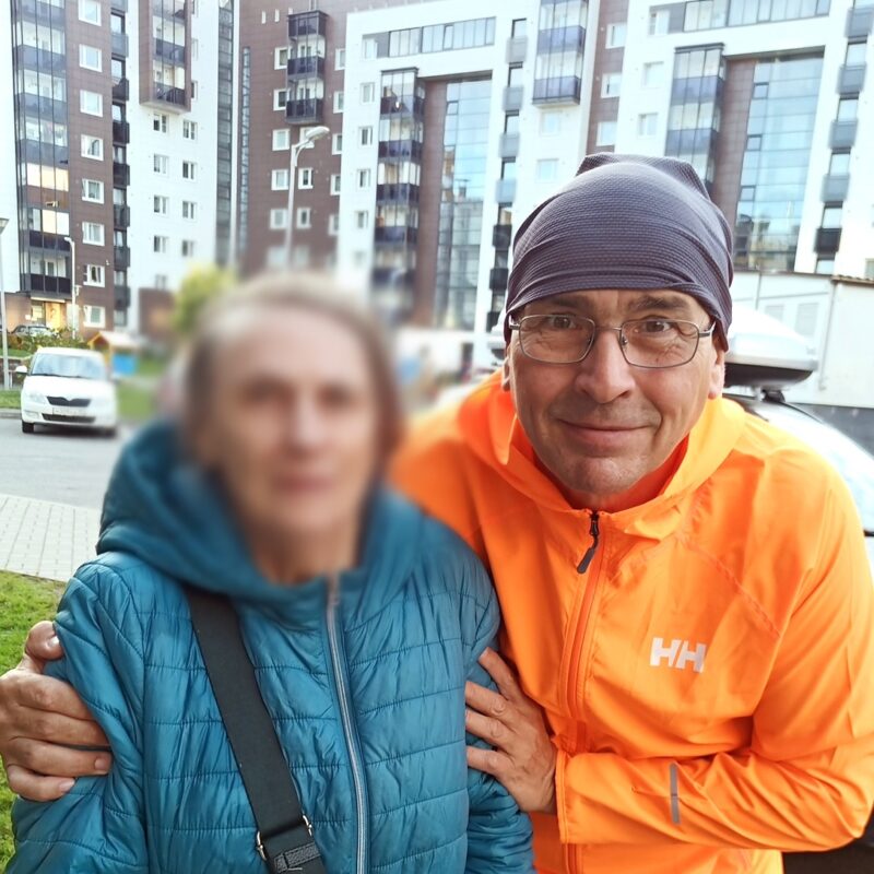 Думала, что бродит уже три дня: собачницы вывели из леса бабушку с потерей памяти