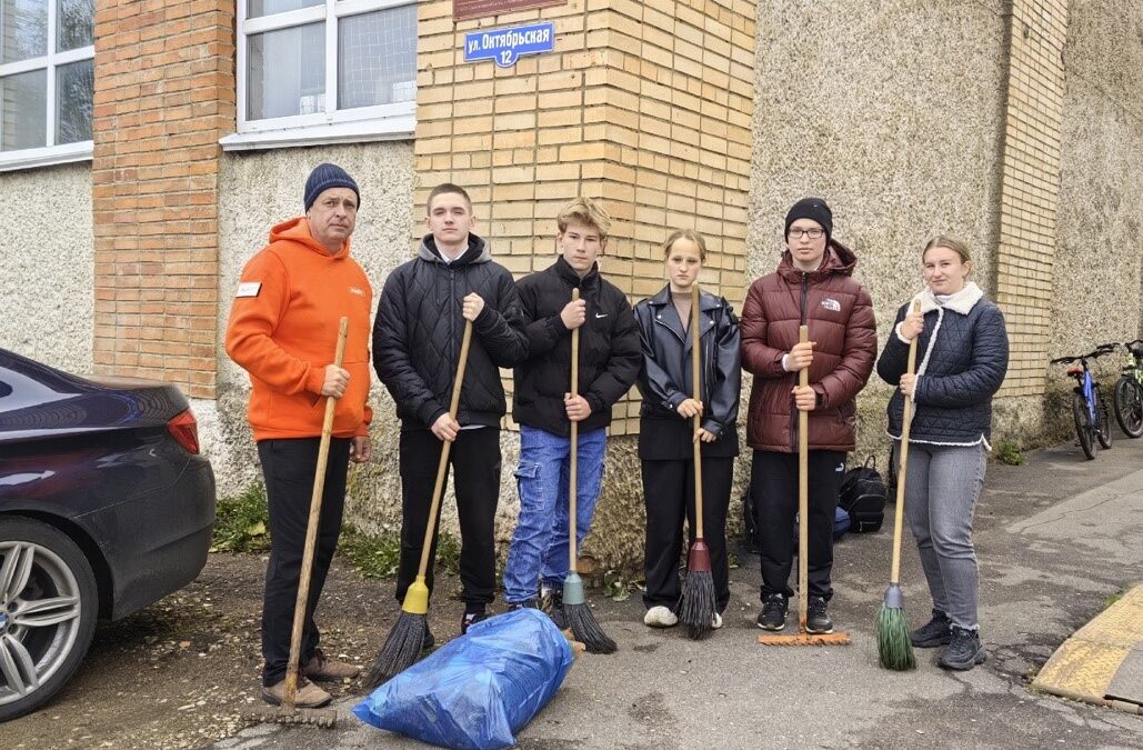Акция «Чистый город»: Волонтеры преобразили территорию у спортшколы
