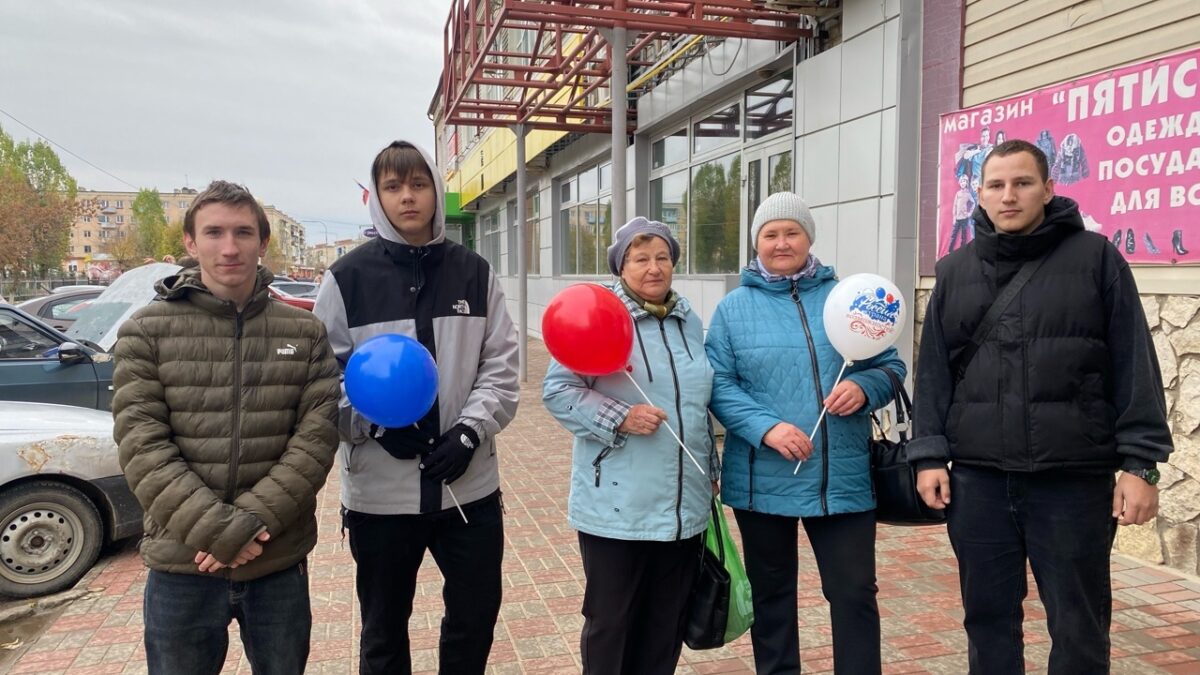 Уличная акция «Примите наши поздравления»