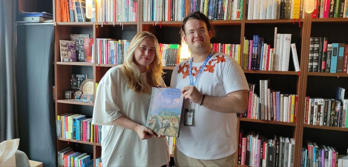 Амбассадор Премии #МЫВМЕСТЕ передал в дар библиотеке Тавриды. АРТ каталог Аркадия Пластова.