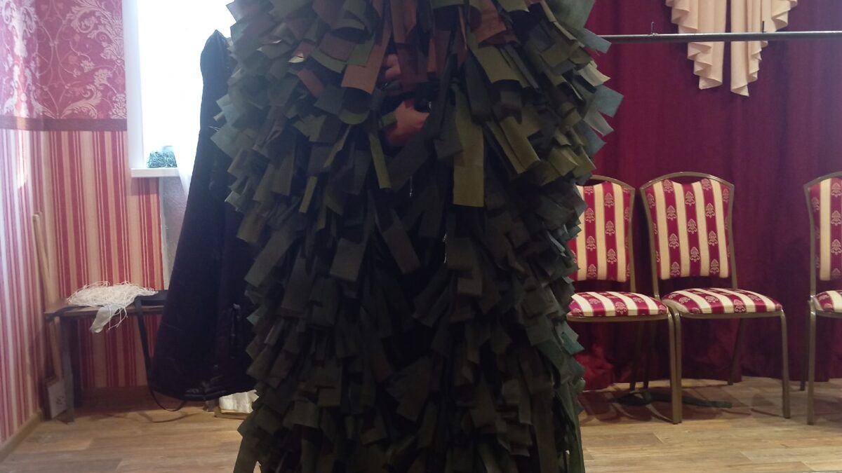 Закончили плести первый маскировочный костюм солдатам на СВО