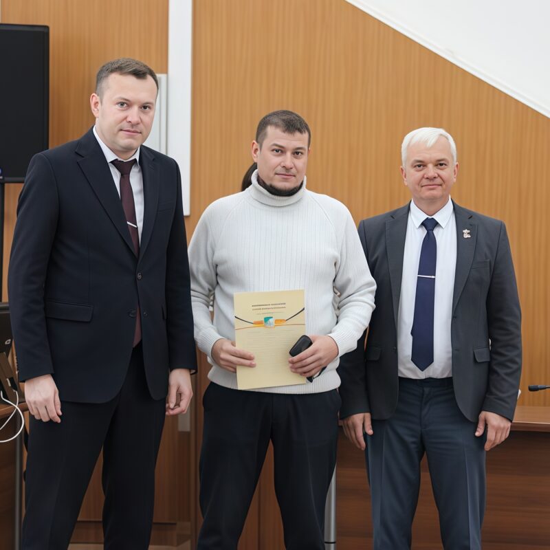 «Сработал отцовский инстинкт»: рискуя жизнью, мужчина спас соседского мальчика от падения с высоты