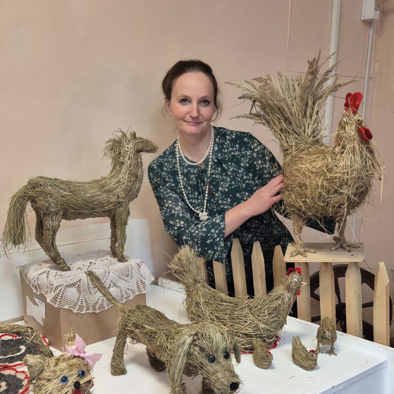 От корма для кроликов до арт-объектов: сельская мастерица превращает сено в искусство