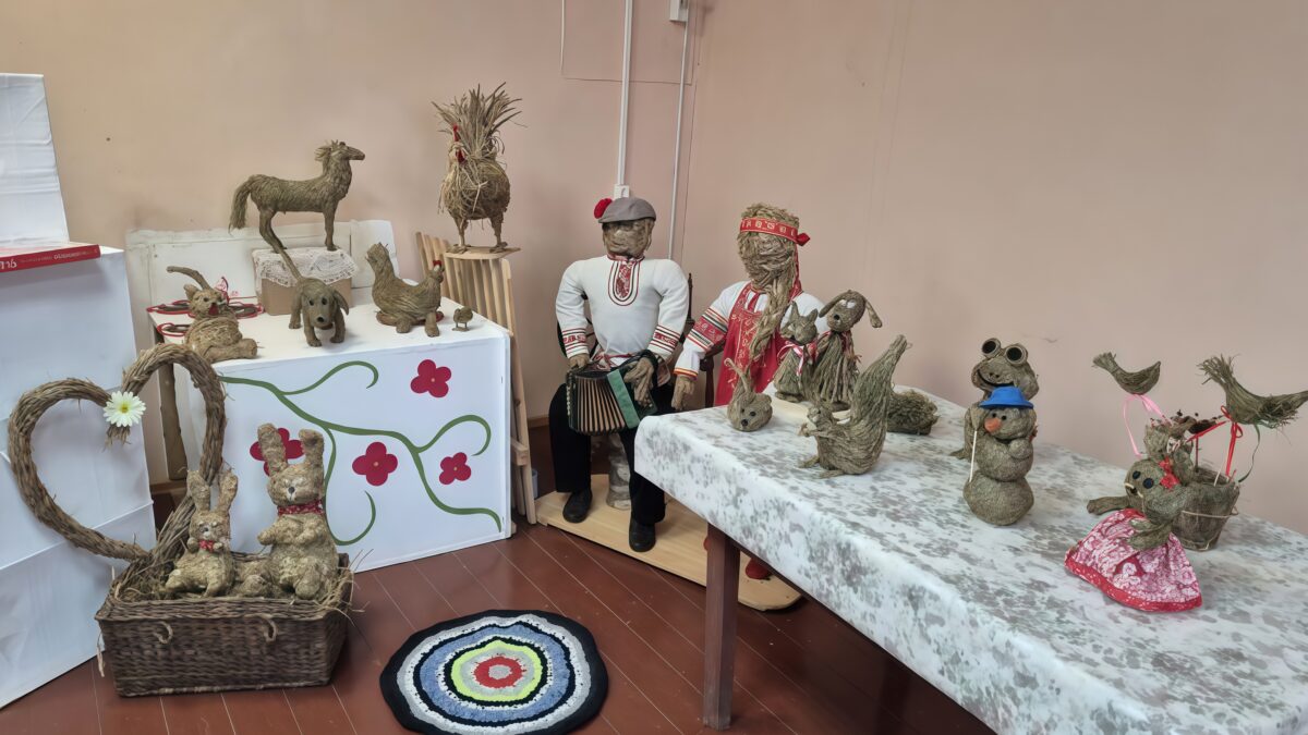 Мастерица создаёт изделия из сена в Псковской области