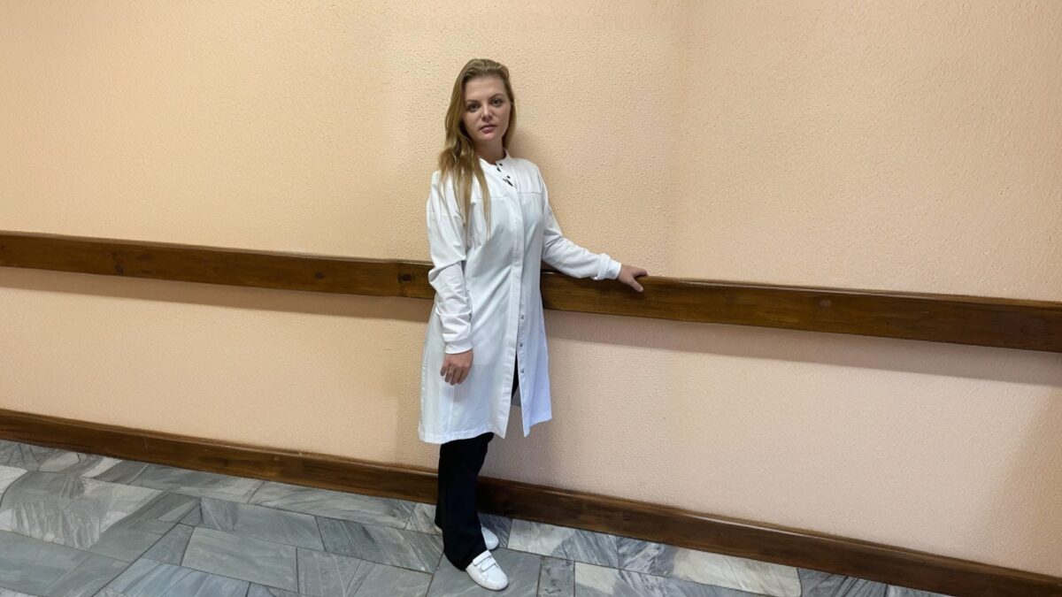 «Чтобы отвлечь, дышала вместе с ним»: студентка медколледжа спасла пассажира в электричке