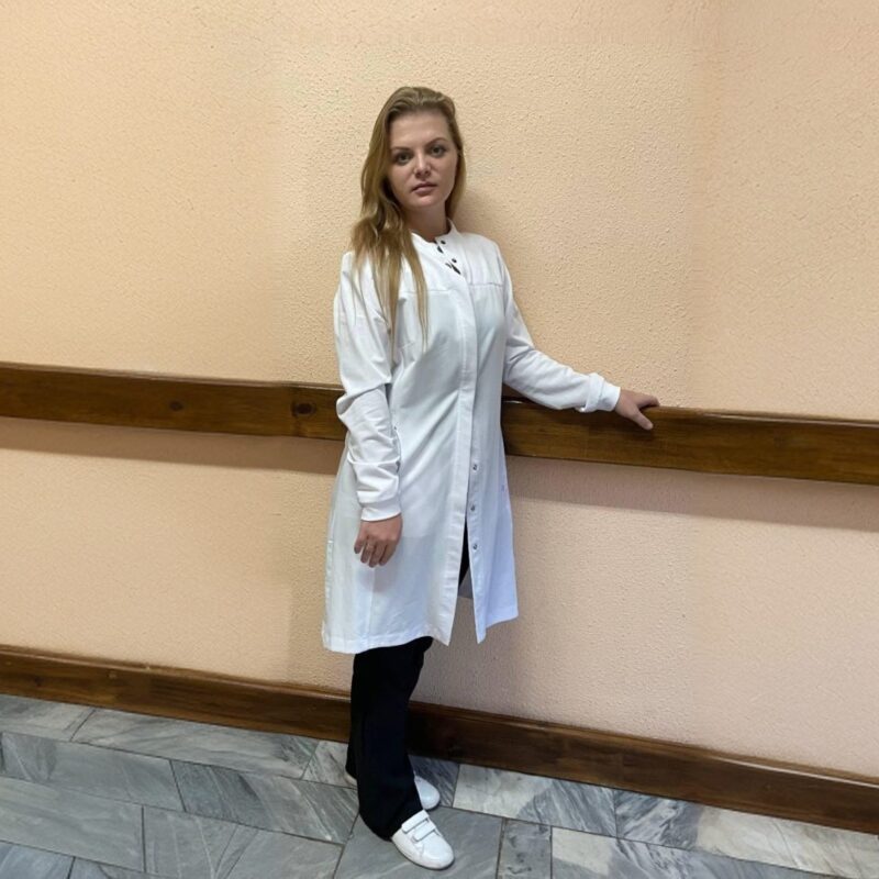 «Чтобы отвлечь, дышала вместе с ним»: студентка медколледжа спасла пассажира в электричке