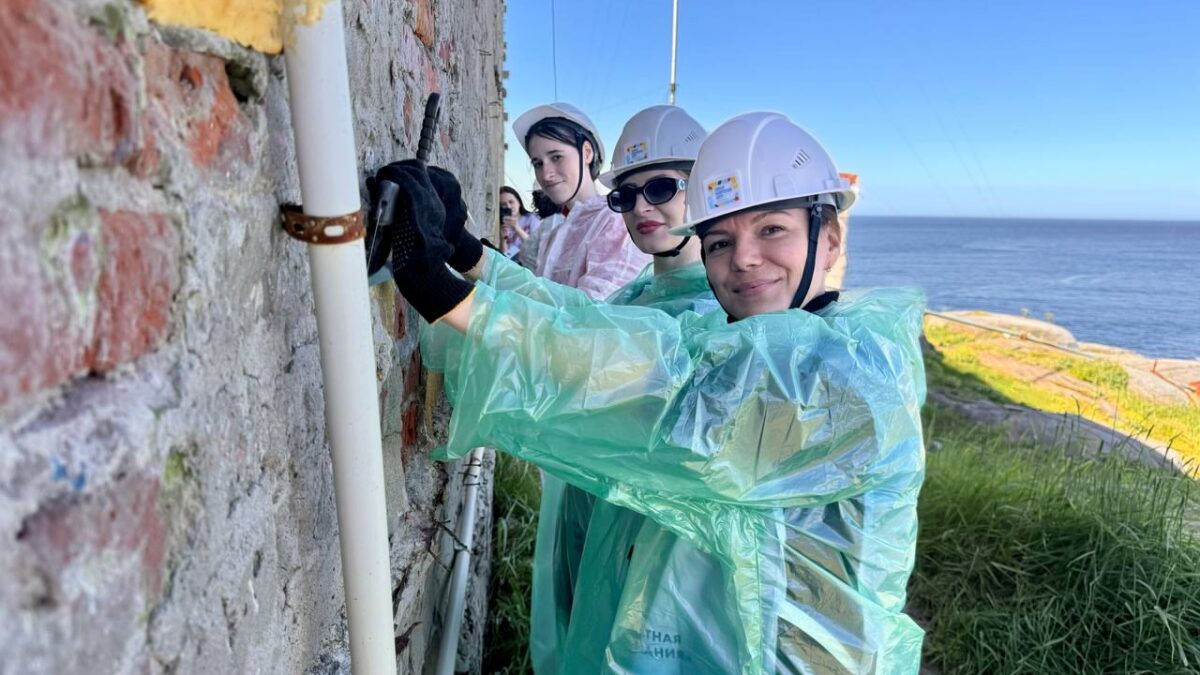 Волонтёры восстанавливают маяки Мурманской области