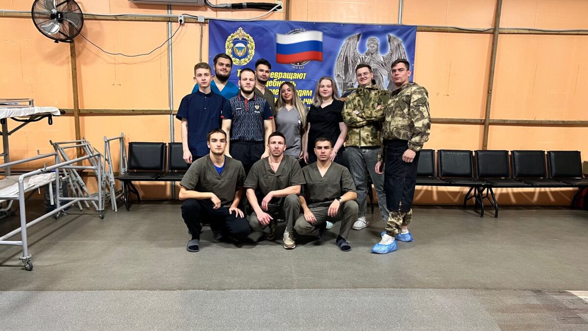 Работа волонтеров в военном госпитале