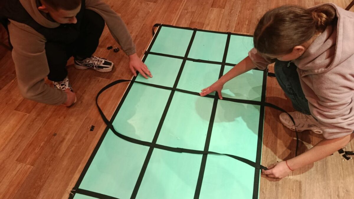 Продолжаем шить носилки для солдат