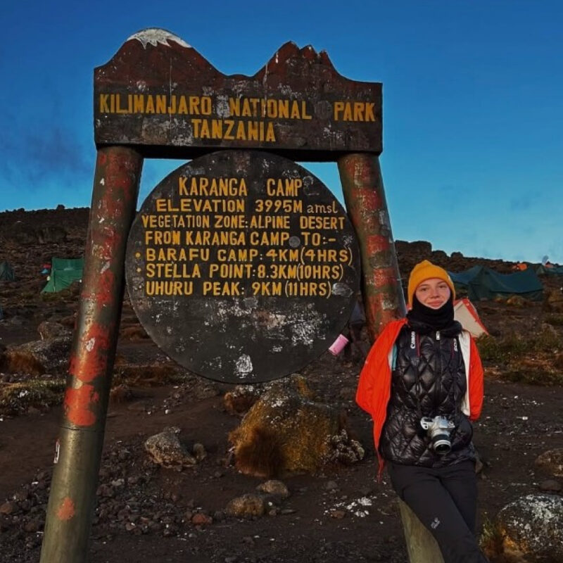 «Бессильная злость переросла в действие»: волонтёр покорила Килиманджаро ради детей, больных раком
