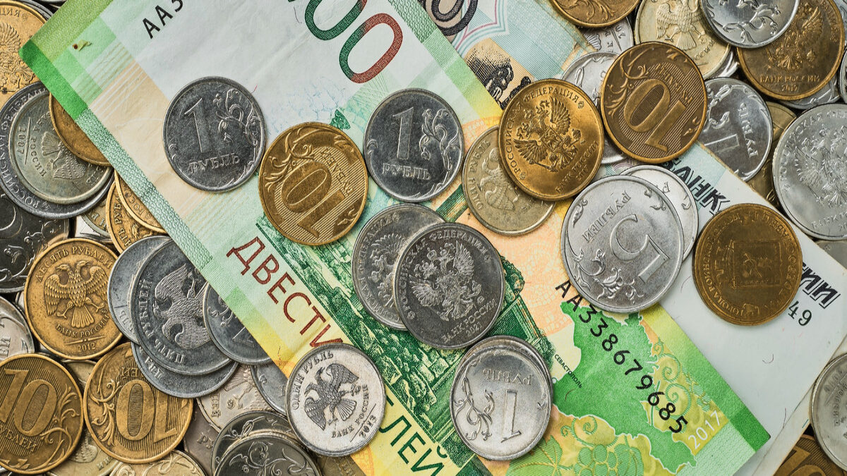 «Положите в карман и отправьте»: бдительные курьеры спасли пенсионерку от новой схемы мошенников