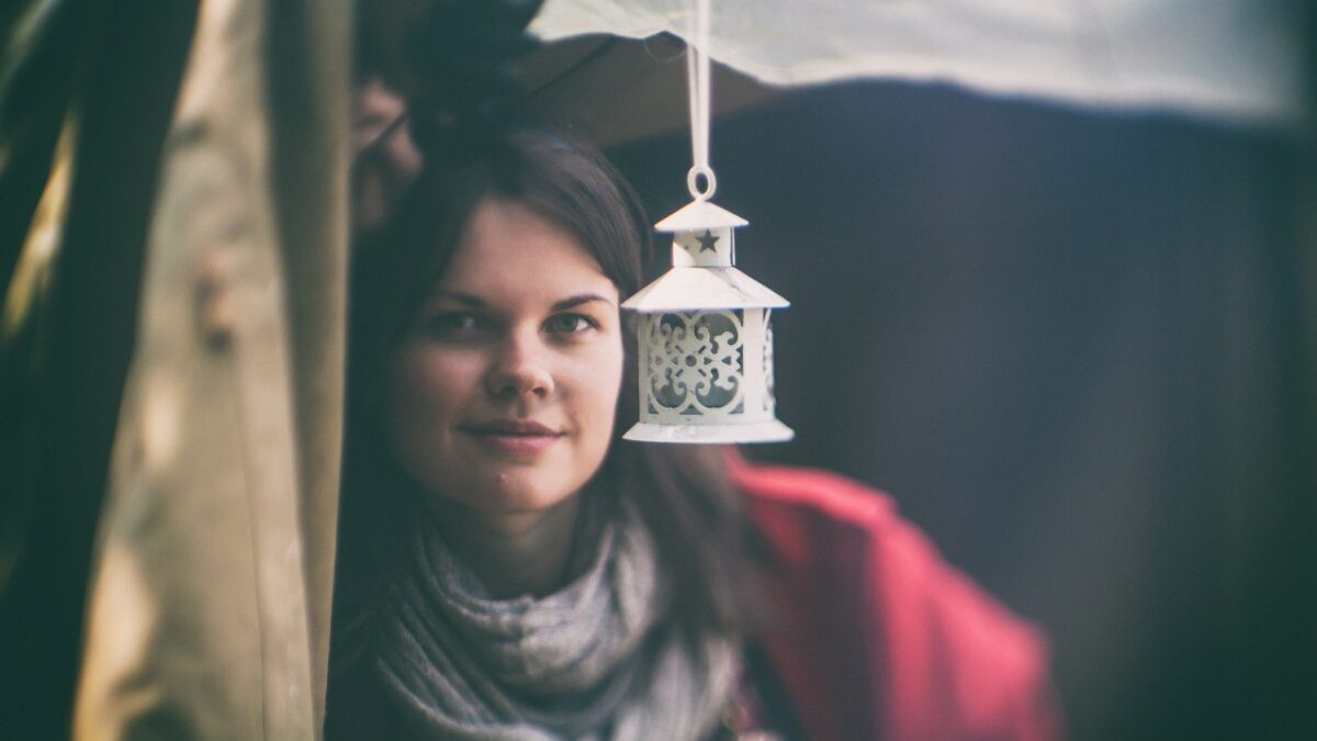 «Быть незаметным волшебником»: семья с пятью детьми продвигает стрит-арт на берегу Финского залива