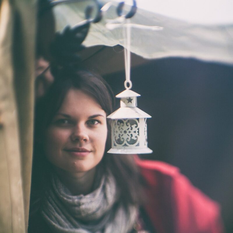 «Быть незаметным волшебником»: семья с пятью детьми продвигает стрит-арт на берегу Финского залива