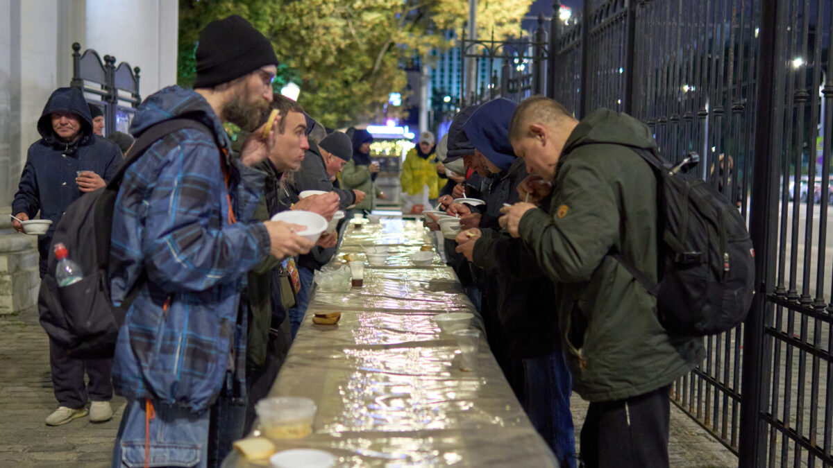 Помощь бездомным людям: 18 благотворительных фондов