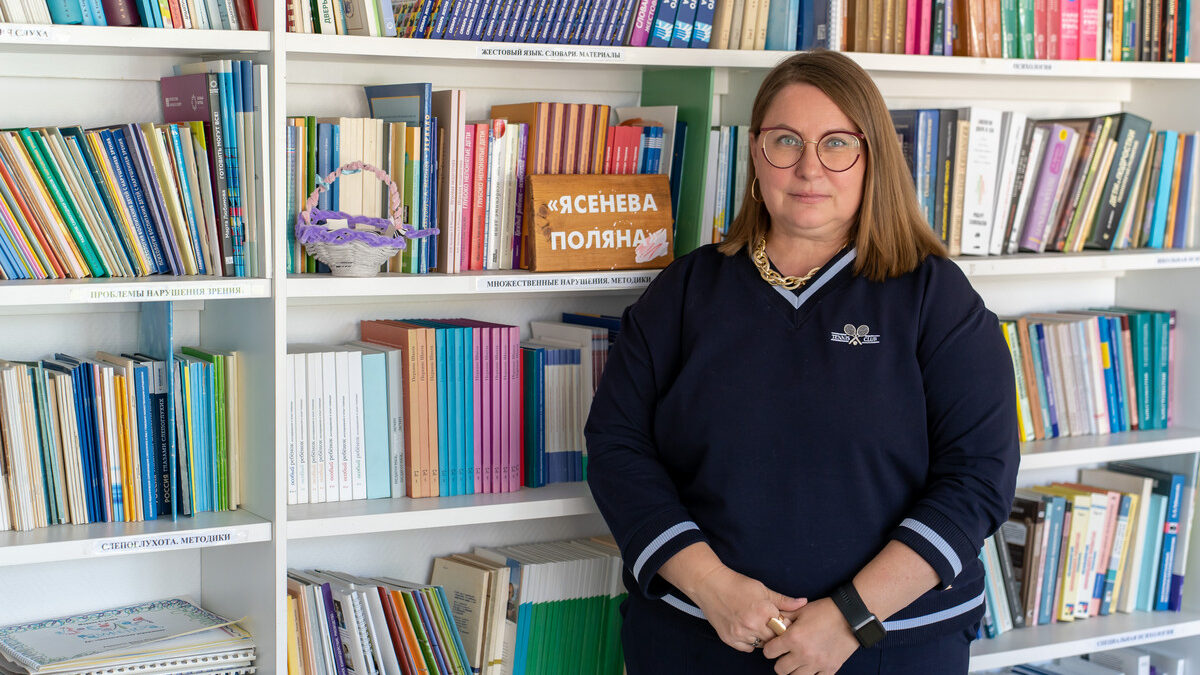 «Сила в опоре»: как в Москве помогают слепоглухим людям