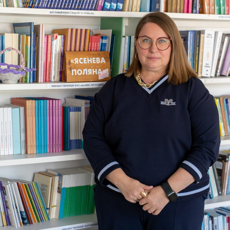 «Сила в опоре»: как в Москве помогают слепоглухим людям