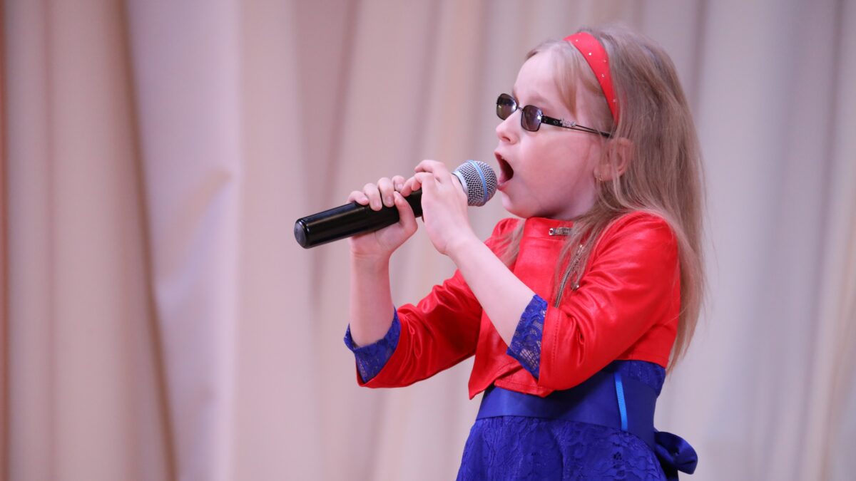 Незрячая девочка стала певицей и учится играть на пианино