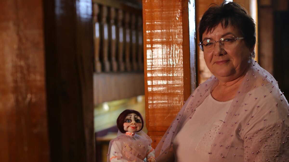 «Ухмыляются, хмурятся и подмигивают»: сибирская мастерица создаёт кукол, исполняющих желания