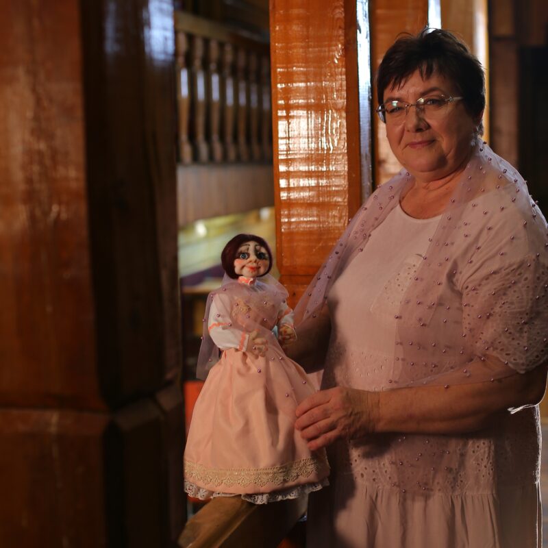 «Ухмыляются, хмурятся и подмигивают»: сибирская мастерица создаёт кукол, исполняющих желания