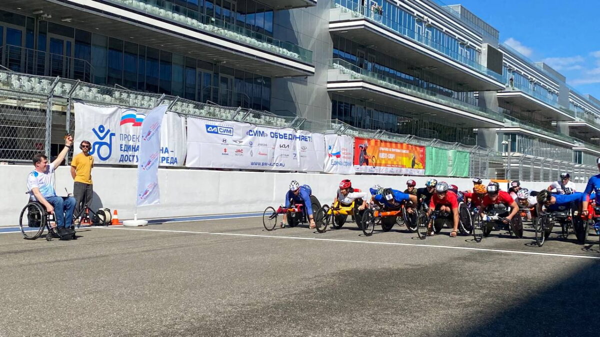 На трассе «Сириус Автодром» завершился XI Международный полумарафон на спортивных колясках…