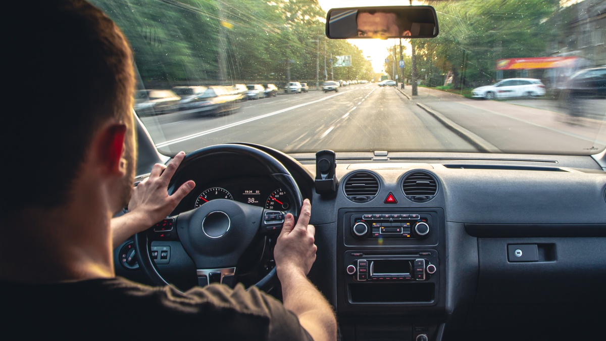 День водителя-2025: история, традиции и лучшие идеи подарков и поздравлений