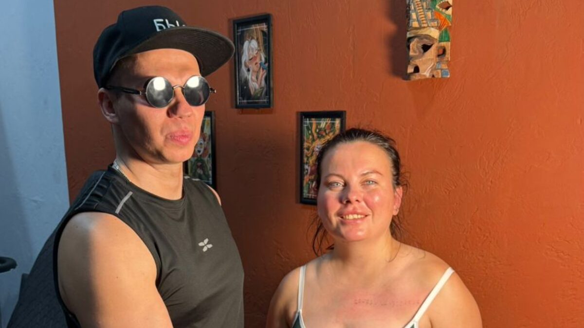 «Видеть совсем чуть-чуть гораздо лучше, чем ничего»: история первого в России незрячего татуировщика