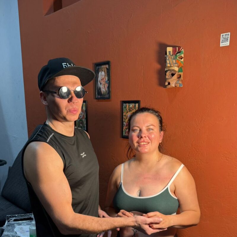 «Видеть совсем чуть-чуть гораздо лучше, чем ничего»: история первого в России незрячего татуировщика