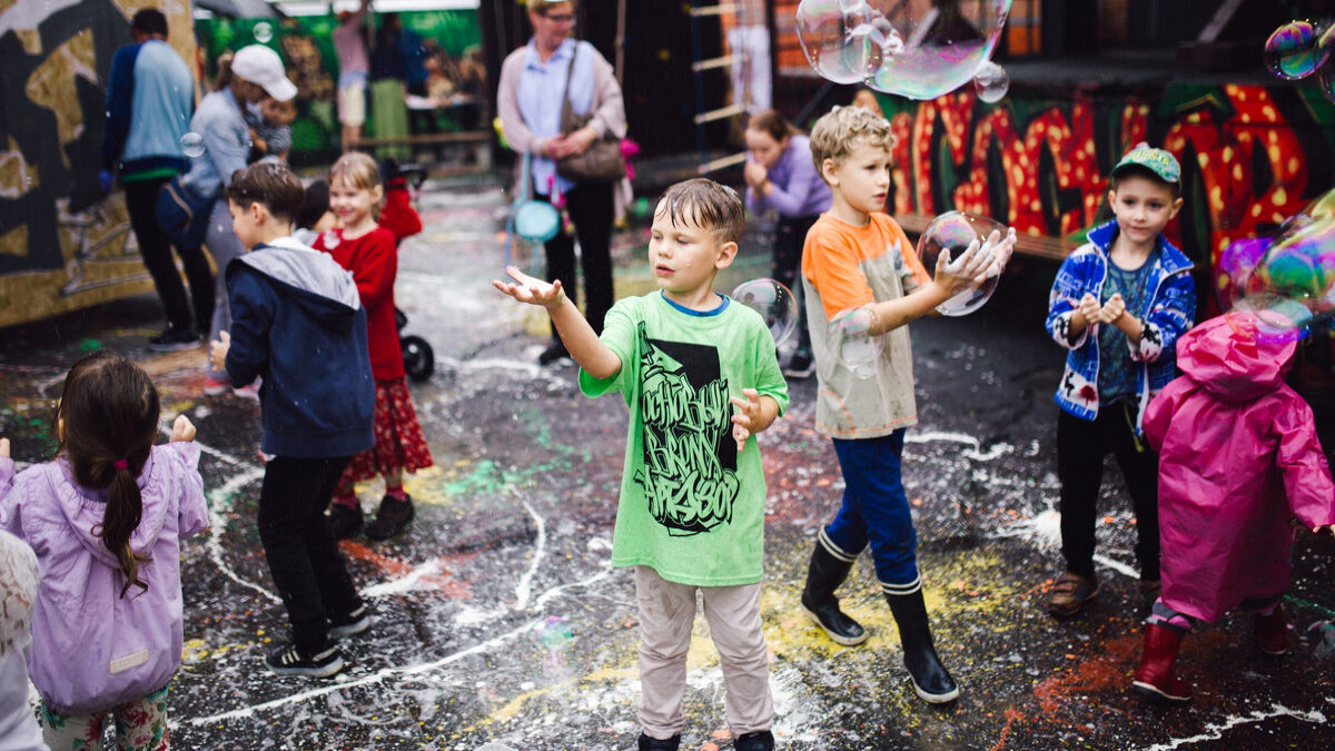 Сила Кукрыниксов: художники создают исторический стрит-арт