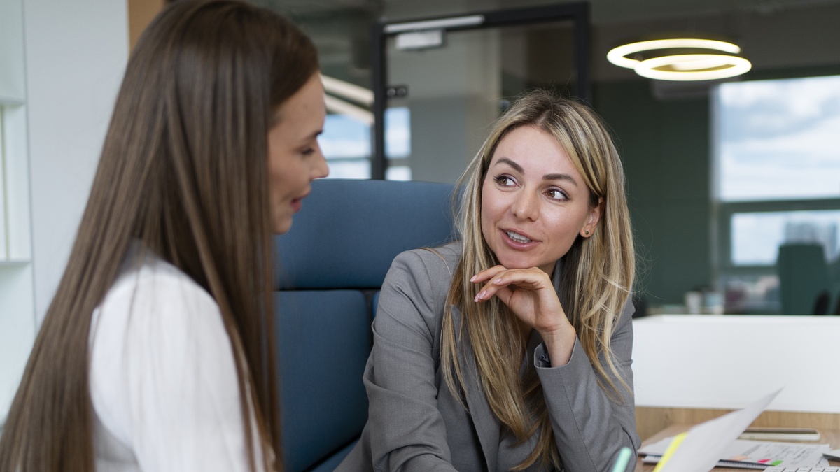 День кадровика-2025: история, традиции и лучшие идеи подарков и поздравлений