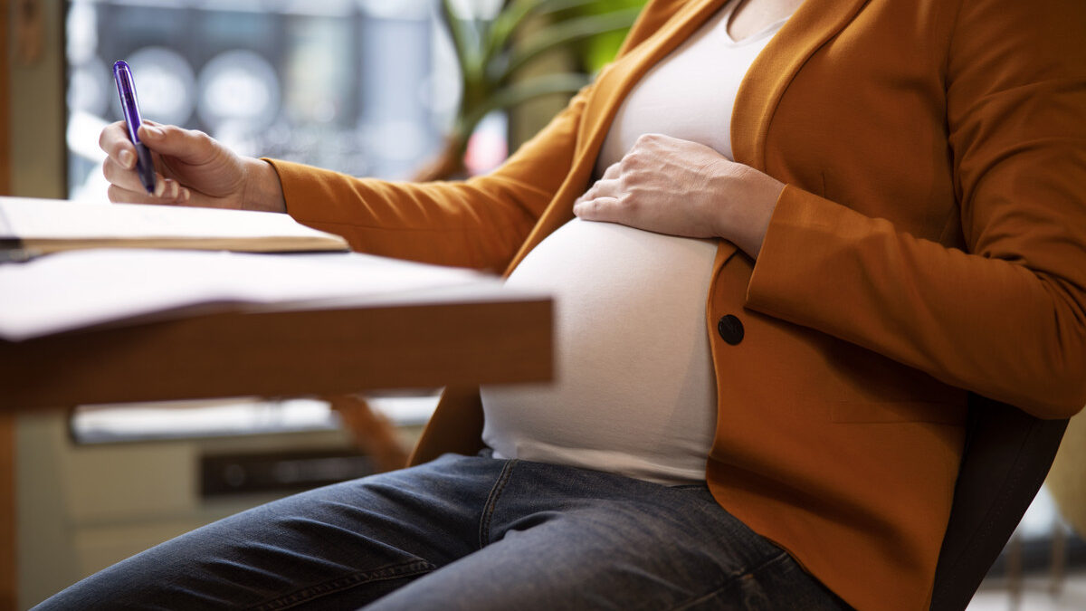 Выплатят до миллиона: сколько декретных получат будущие мамы в 2026 году?