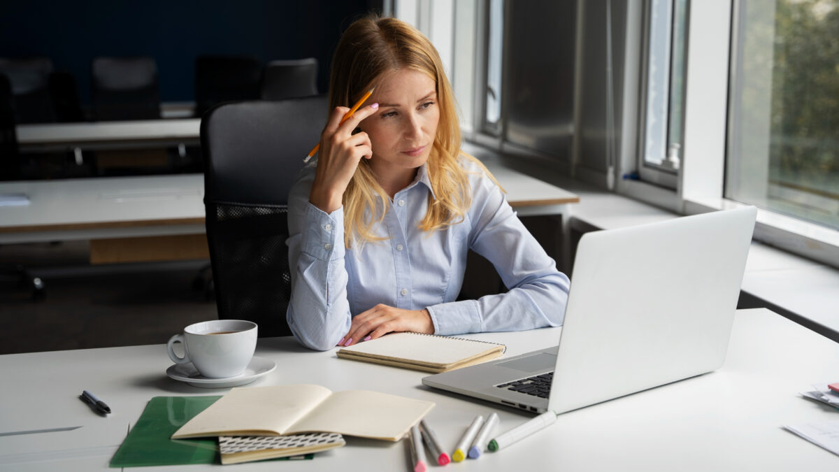 Работа в отпуске: как защитить дни отдыха, если начальник требует вернуться к задачам