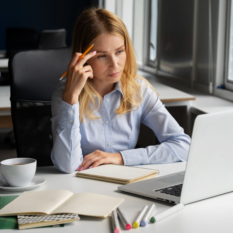 Работа в отпуске: как защитить дни отдыха, если начальник требует вернуться к задачам